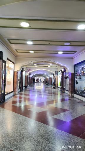 عکس مجتمع تجاری عطر زیستان