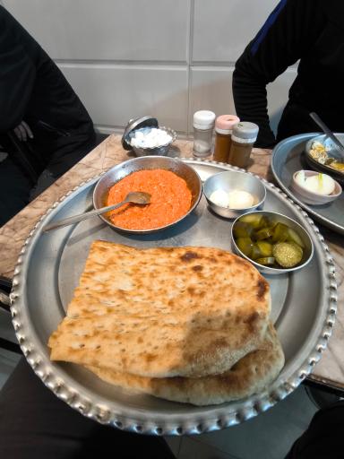 عکس دیزی و صبحانه دوستان