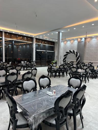 عکس رستوران جوان