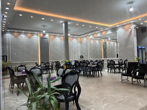 عکس رستوران جوان