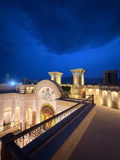 عکس عمارت ماهینه