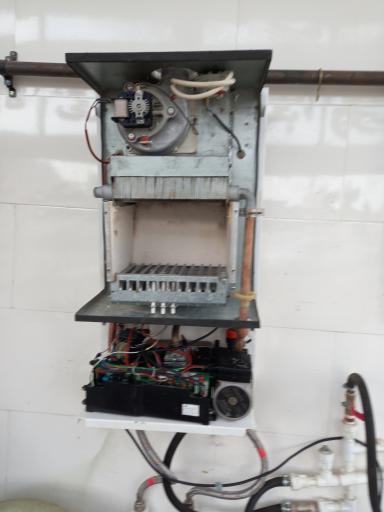 عکس تعمیرات تخصصی پکیج و آبگرمکن عباس زاده