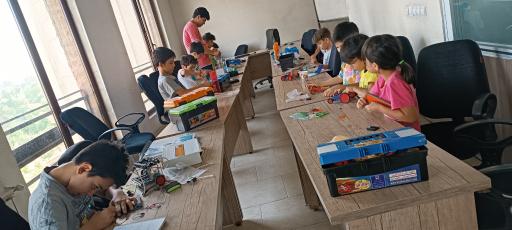 عکس آموزشگاه فنی حرفه‌ای رباتیک آريانا