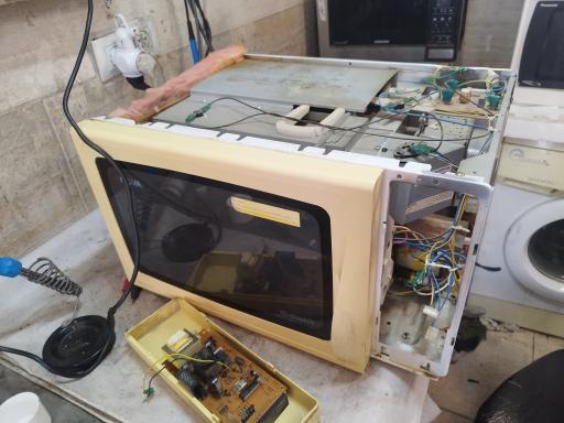 عکس تعمیر ماکروفر و ماکرویو و برد الکترونیکی لوازم‌خانگی