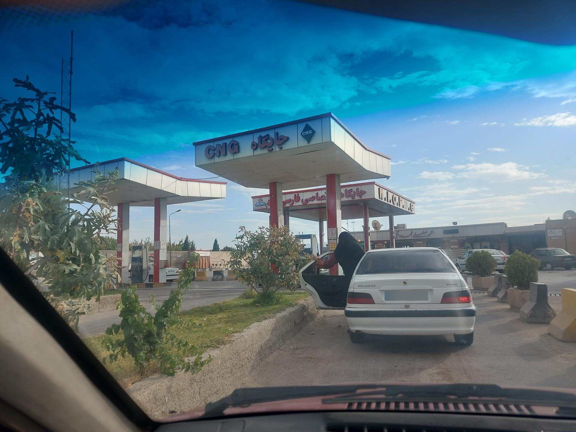 عکس پمپ بنزین فارسی‌نژاد