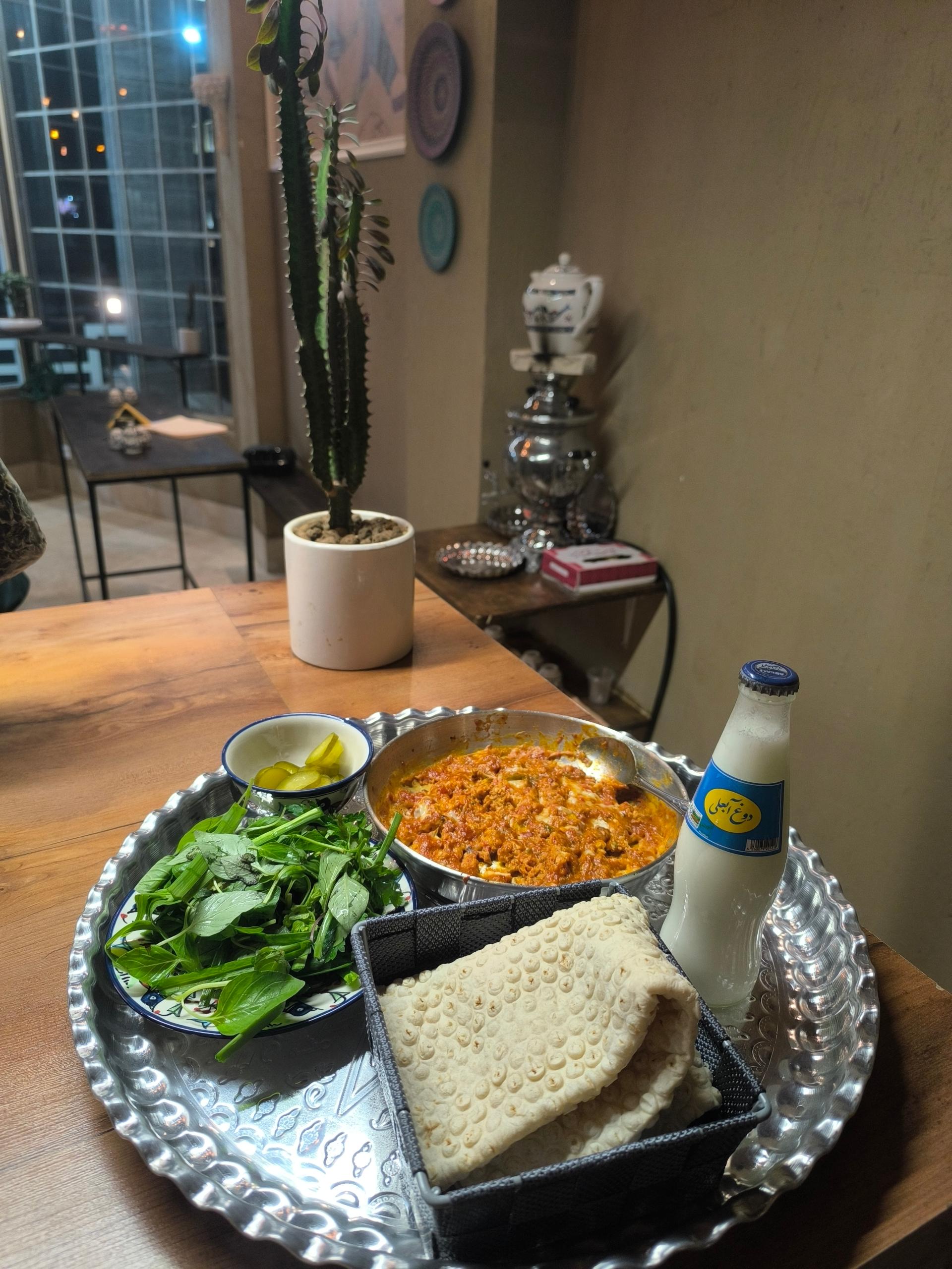 عکس کافه صبحانه و قهوه ویولین