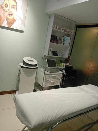 عکس کلینیک پوست و مو راز