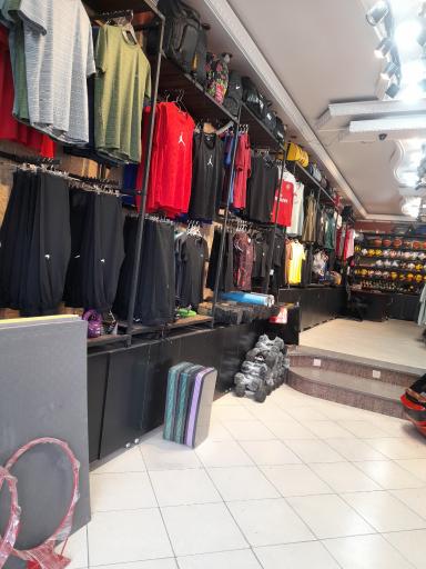 عکس فروشگاه ورزشی توپ و تور