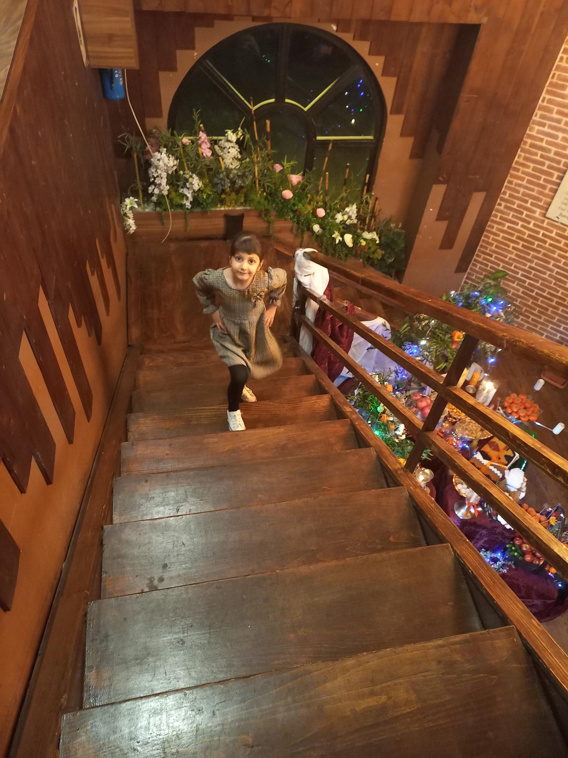 عکس کافه رستوران هیچ