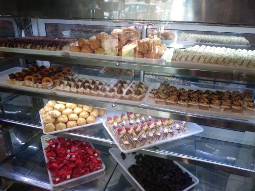 عکس شیرینی فروشی گندم 