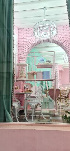 عکس کافه گل صورتی