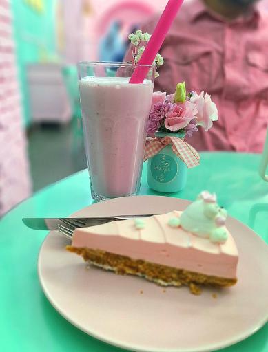 عکس کافه گل صورتی