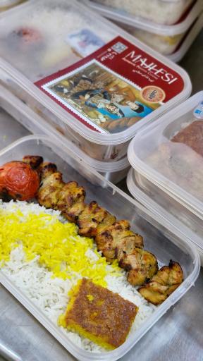 عکس تهیه غذای مجلسی 