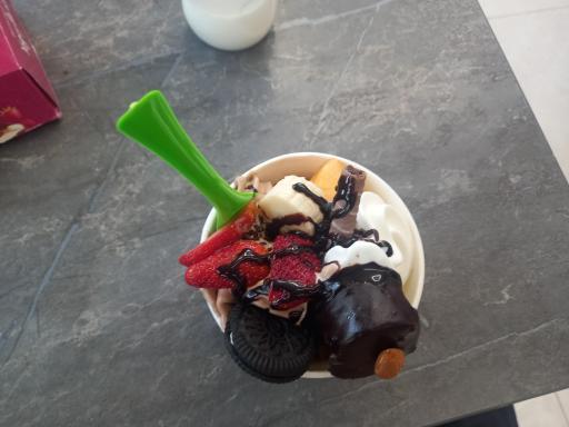 ماست بستنی (یوگو لند)