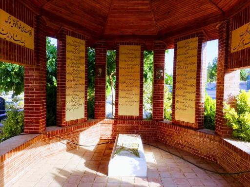 عکس آرامگاه رحیم معینی کرمانشاهی