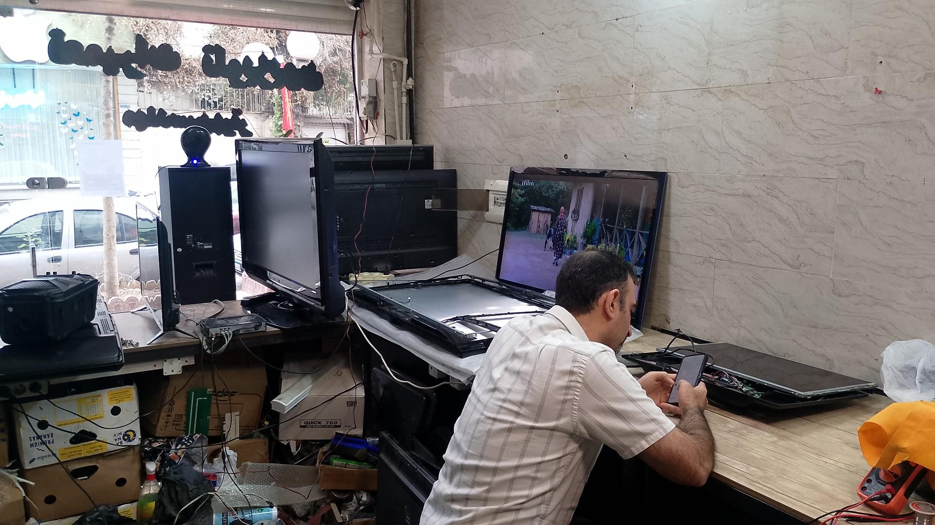 عکس تعمیر تلویزیون مهندسین برتر