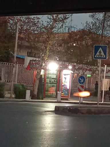 عکس روزنامه فروشی غریب