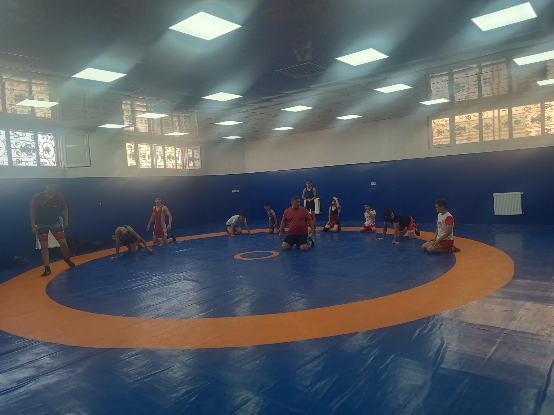 عکس سالن ورزشی شهدای مدافع حرم حسین آباد 