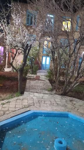 عکس اقامتگاه عمارت پنجره آبی