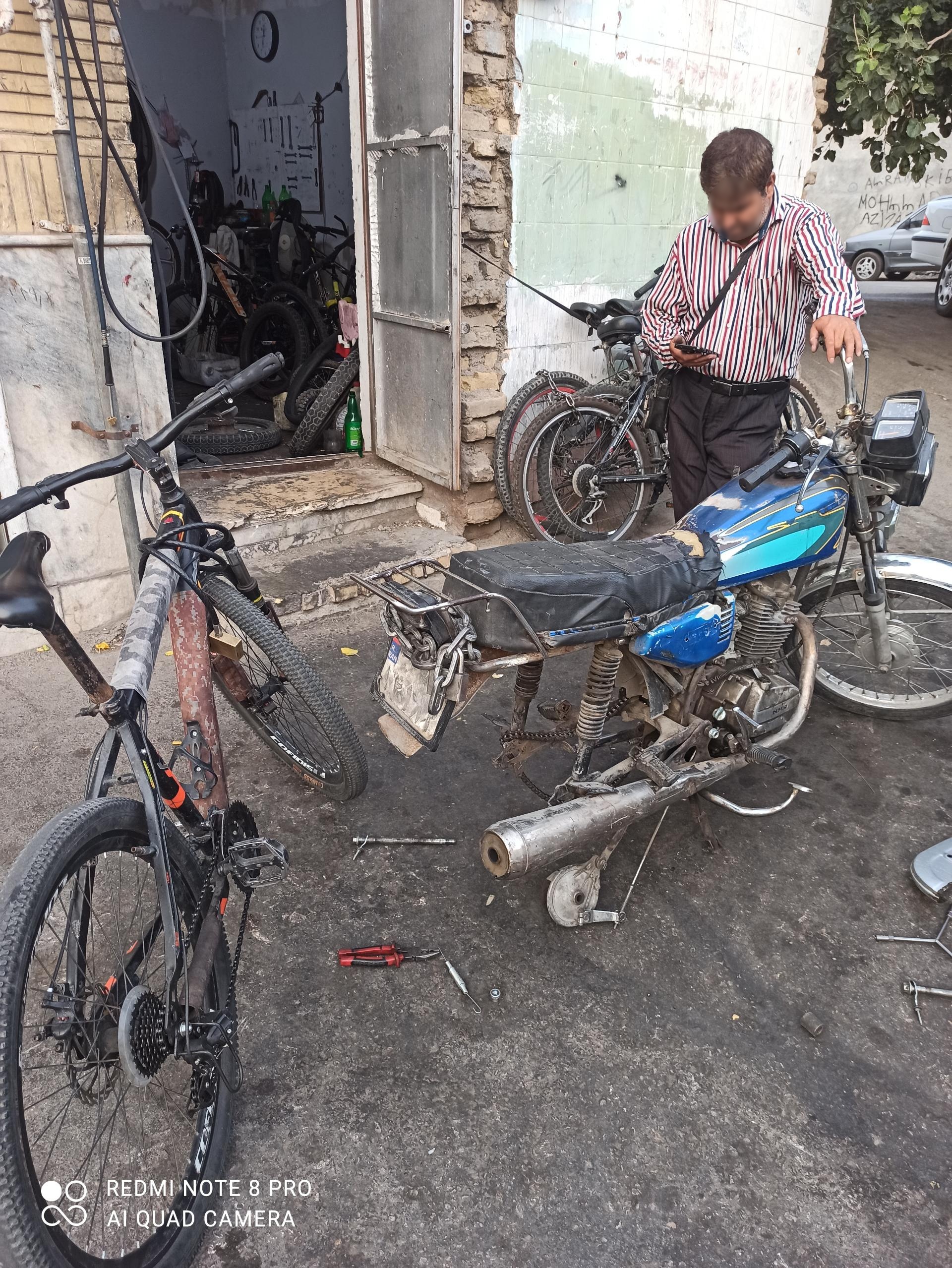 عکس تعمیرگاه و آپاراتی دوچرخه و موتور
