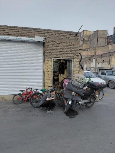 عکس تعمیرگاه و آپاراتی دوچرخه و موتور