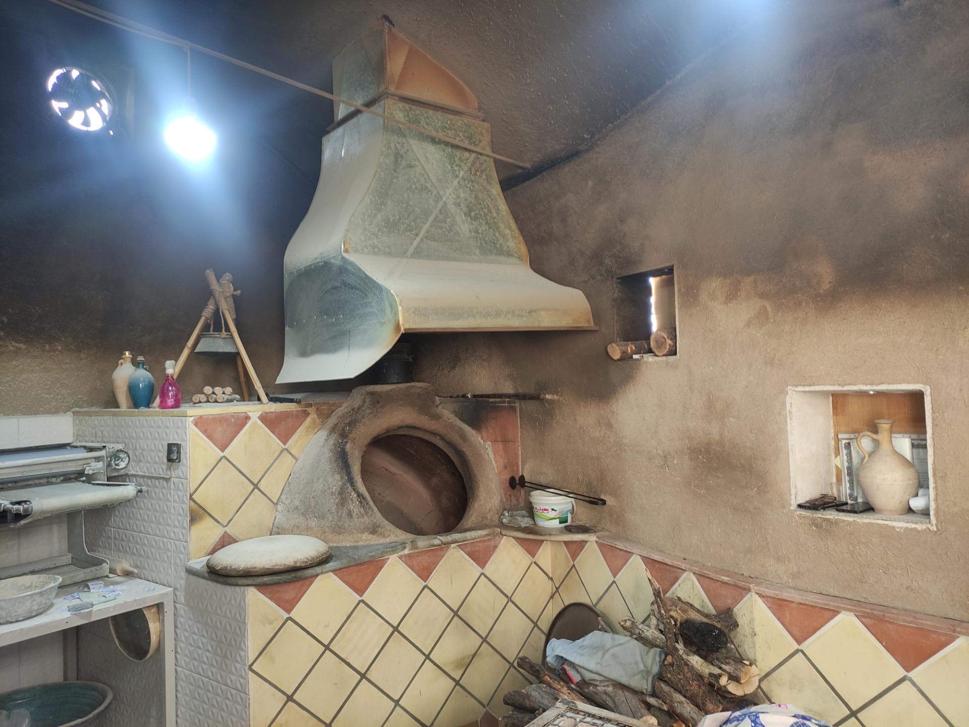 عکس نانوایی محلی هیزمی