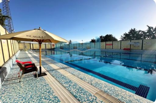 عکس استخر روباز چهارفصل بهشت مادران تهران