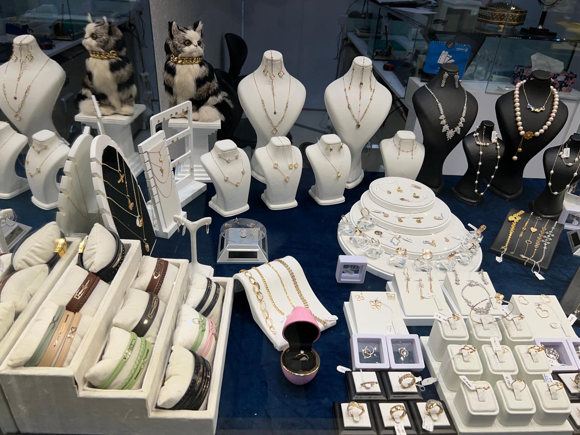 عکس گالری طلا و جواهر مهشاد