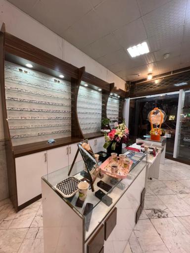 عکس اپتومتری و عینک آیریس