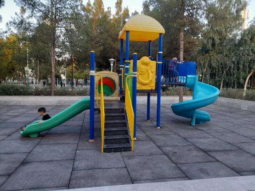 عکس زمین بازی کودک