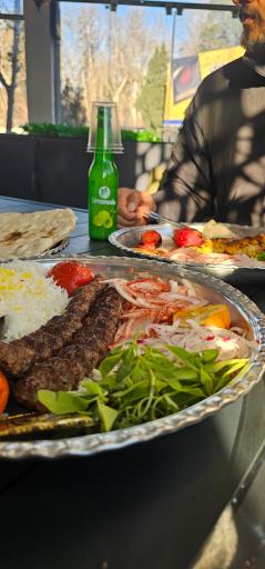 عکس رستوران و بیرون بر محفل