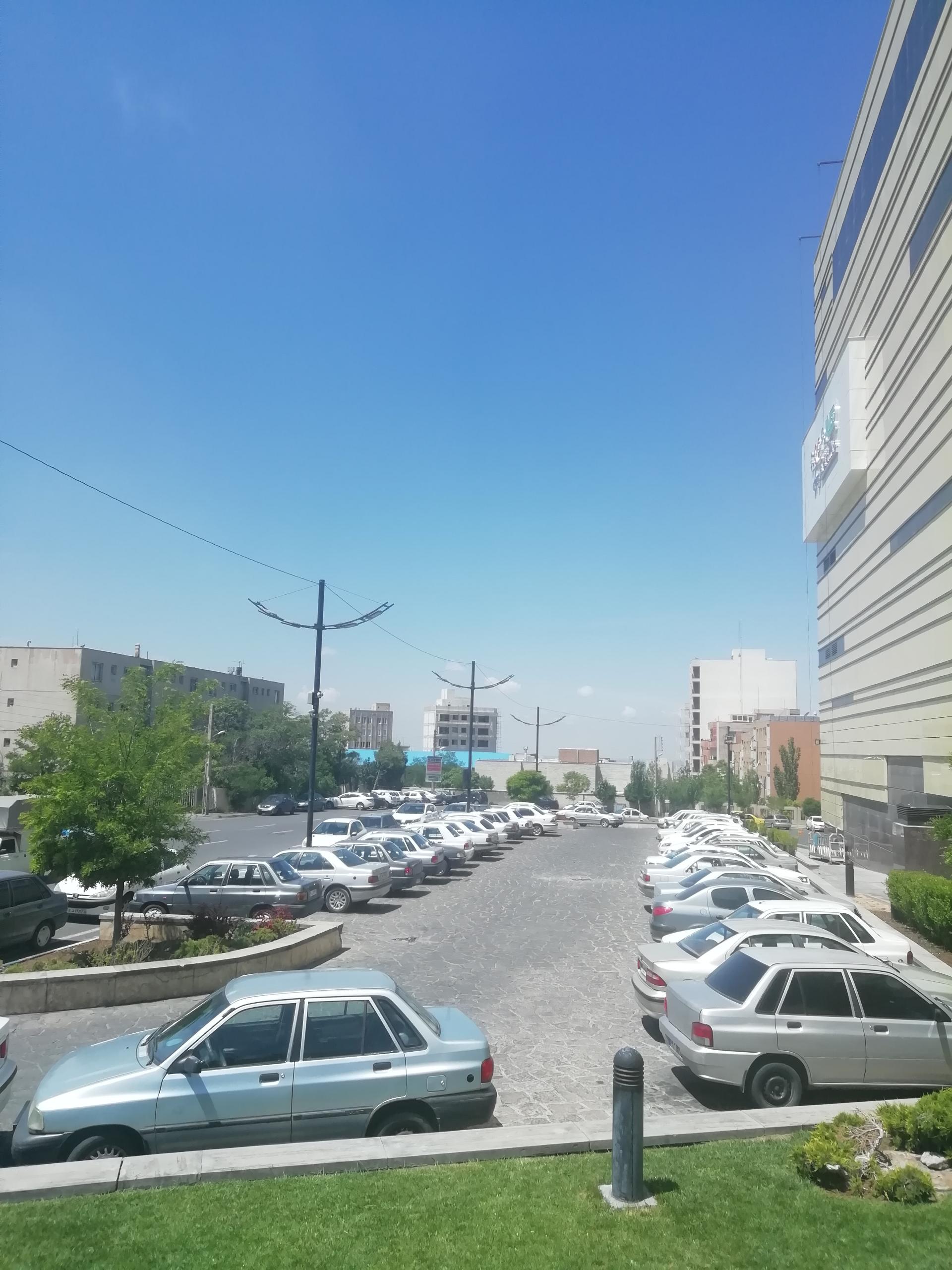 عکس پارکینگ مرکز خرید اطلس