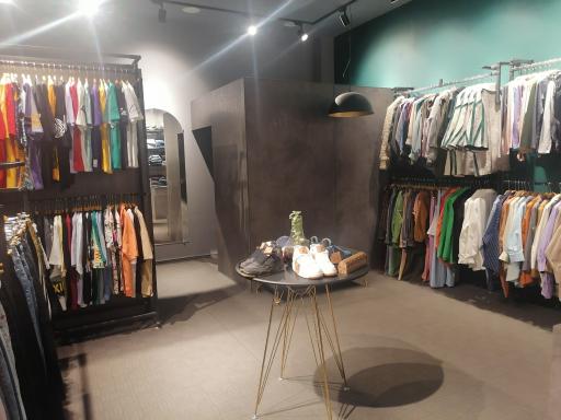 عکس پوشاک مردانه و زنانه سبز و خاکستری 