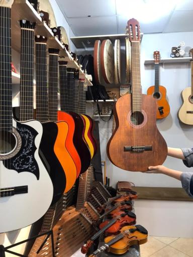 عکس فروشگاه موسیقی آویژه