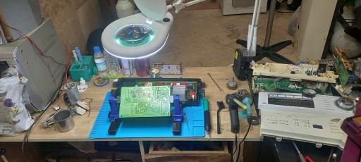 عکس تعمیرات لوازم خانگی یخچال .لباسشویی و کولرگازی آقایی