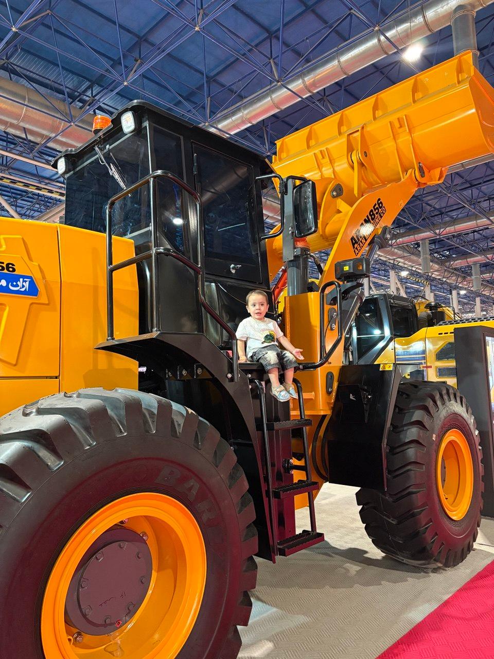 عکس تعمیرگاه ماشین آلات راهسازی ایزی 