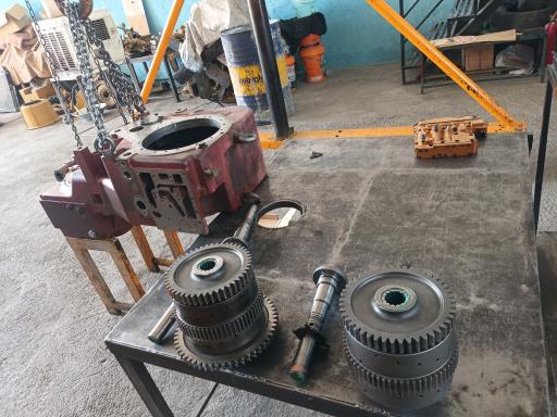 عکس تعمیرگاه ماشین آلات راهسازی ایزی 