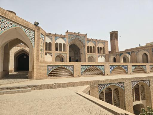 عکس مسجد و مدرسه آقا بزرگ