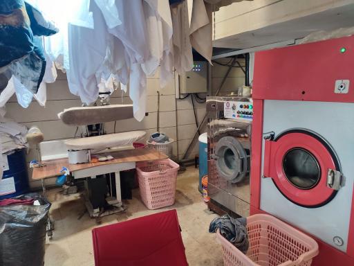 عکس خشکشویی قالیشویی مبلشویی مدرنا 