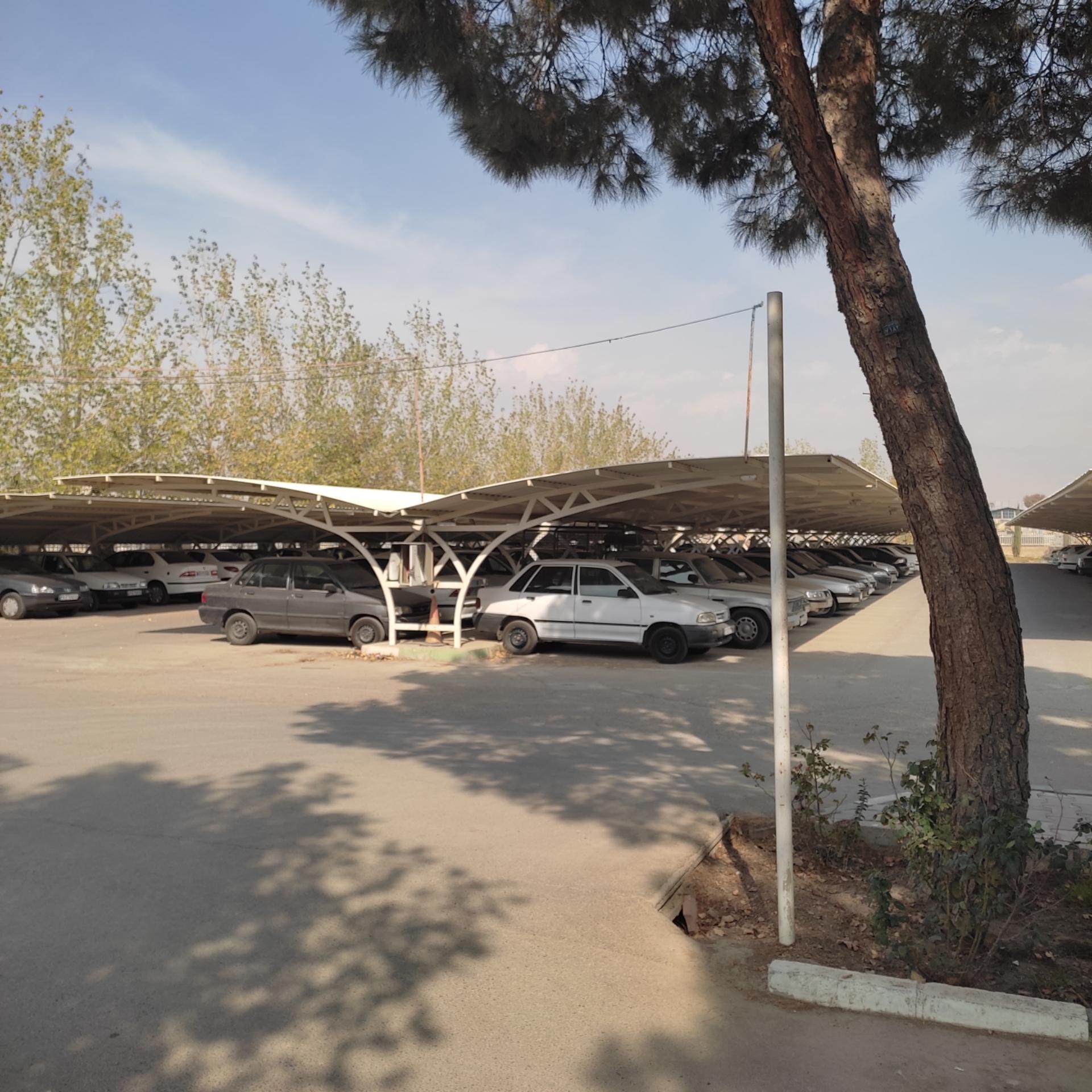عکس پارکینگ مسقف اساتید و پرسنل دانشگاه آزاد واحد شهرقدس
