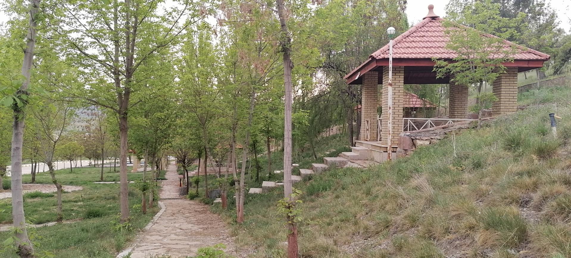 عکس رستوران و مهمانسرای لاله