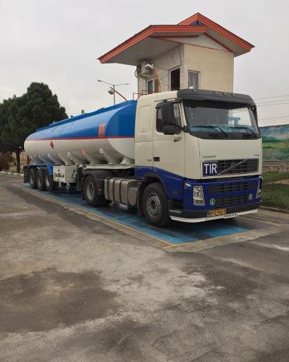 عکس پارکینگ تریلی های حامل مواد سوختنی شرکت نفت انبار شهید بیخوش