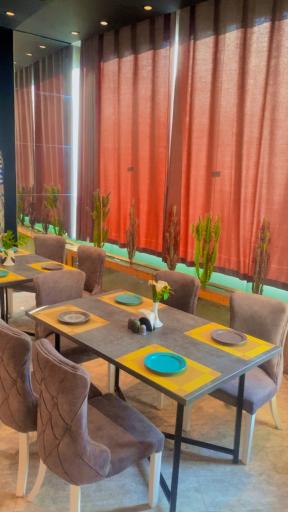 عکس رستوران و سفره خانه مانلی