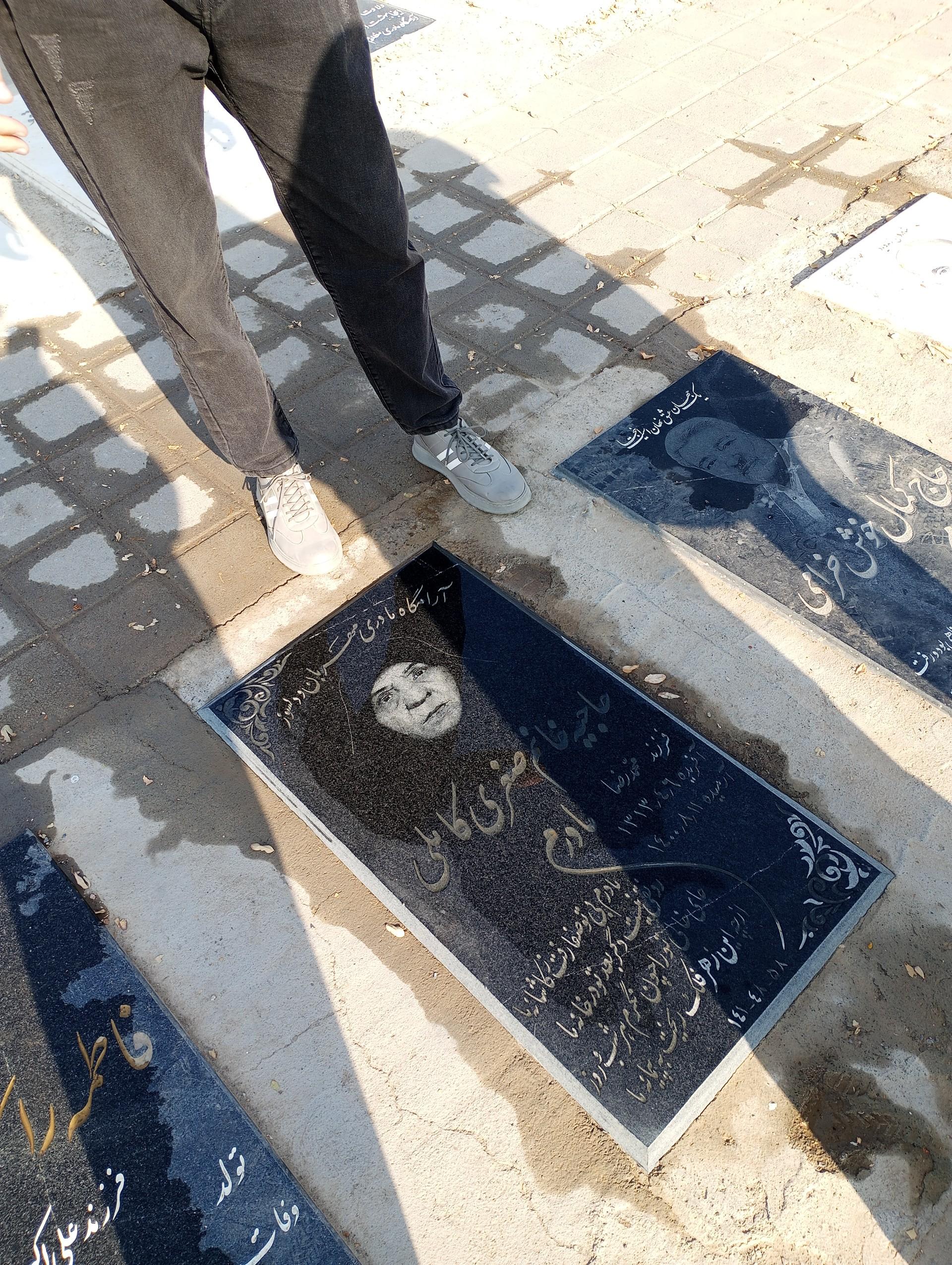 عکس مزار صغری کاملی