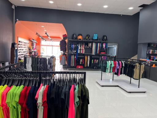 عکس فروشگاه لوازم ورزشی جهان ورزش