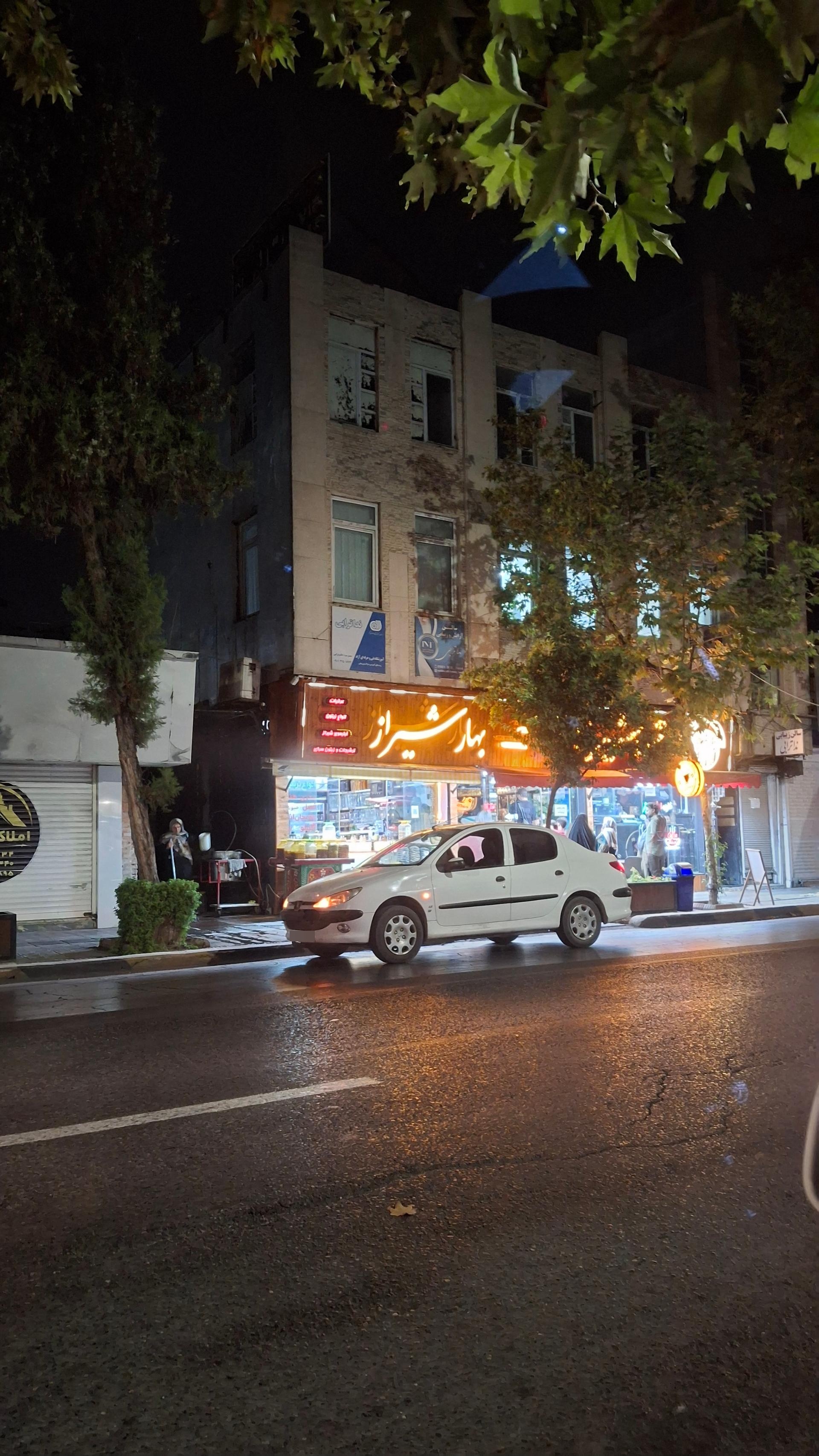 عکس ترشیجات و عرقیات بهار شیراز