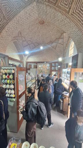 عکس نمایشگاه و فروشگاه دائمی صنایع دستی عالی قاپو