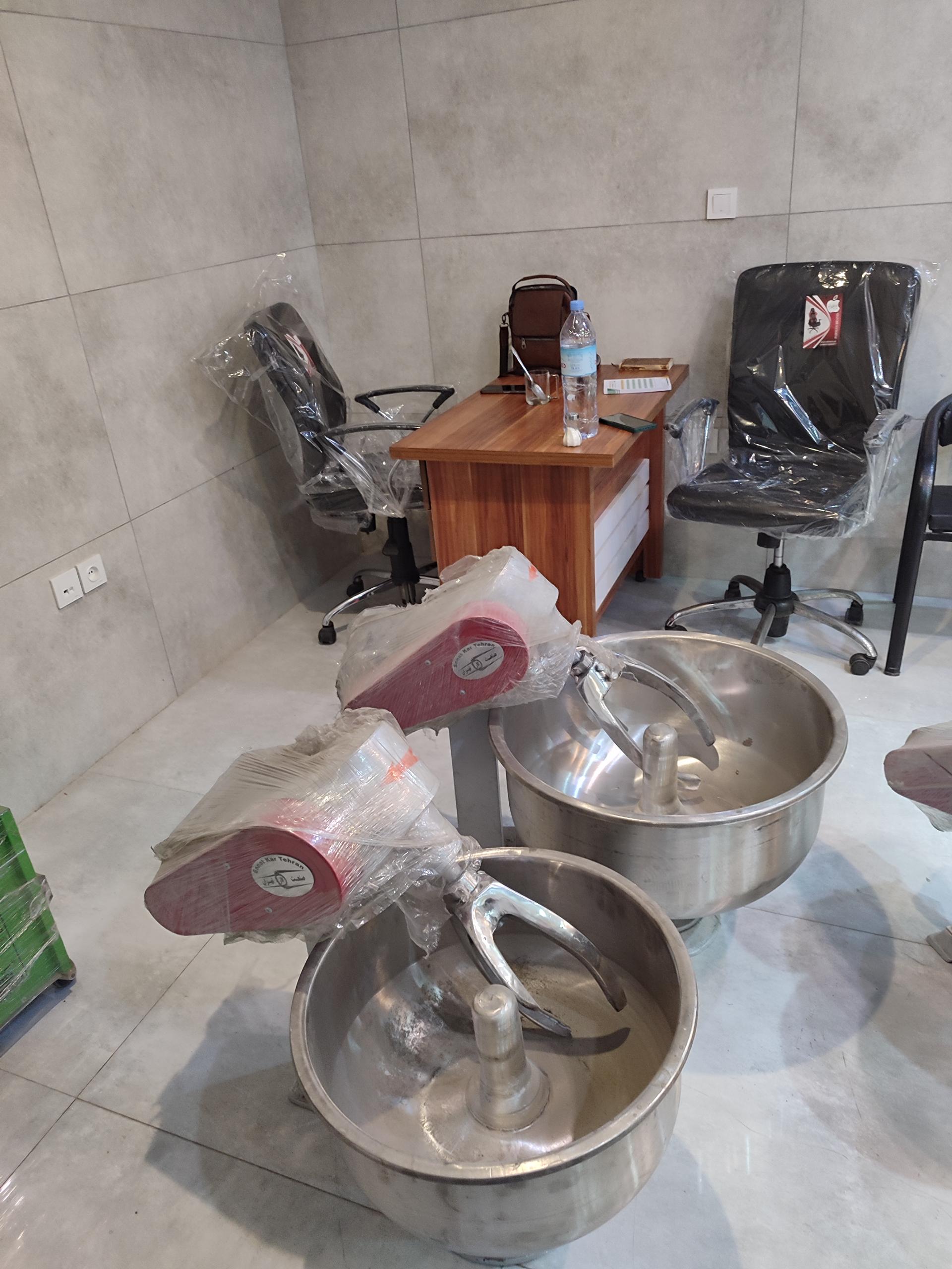 عکس خمیرگیر و یخچال ایستاده