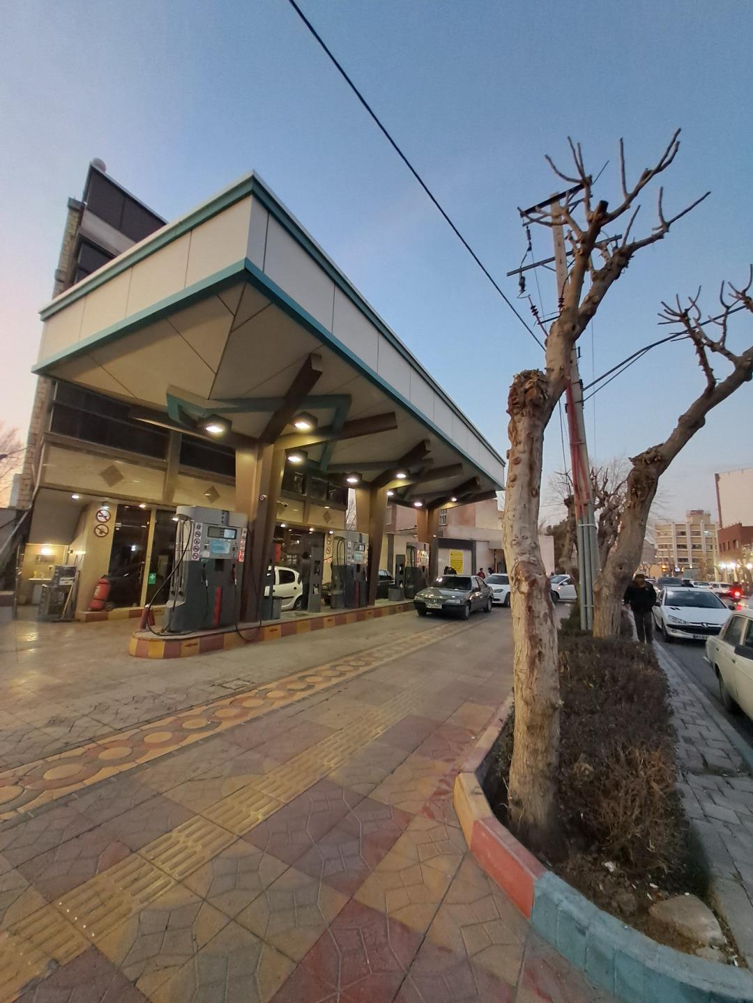 عکس پمپ بنزین آیت الله خادمی