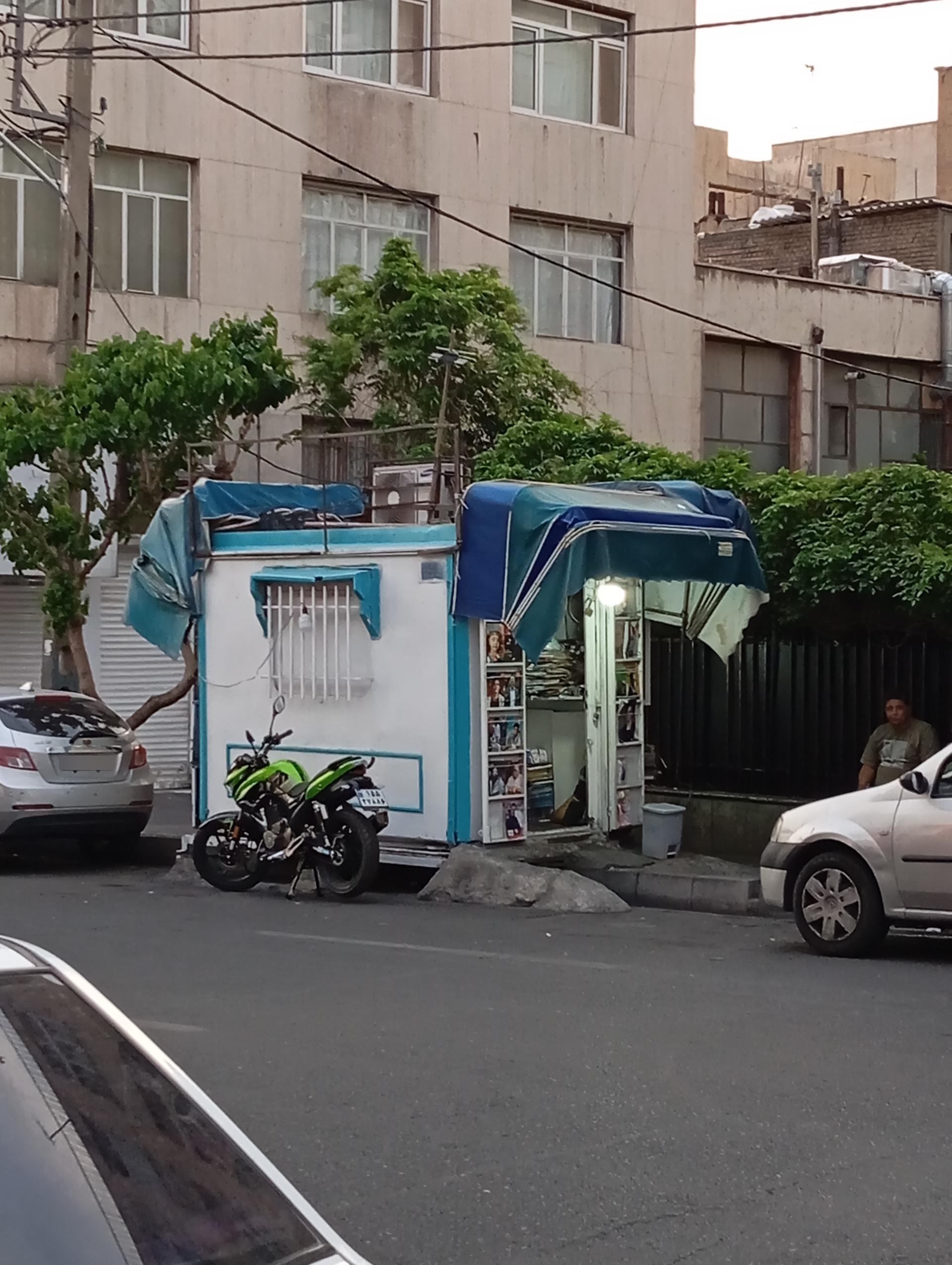 عکس دکه روزنامه فروشی حسین